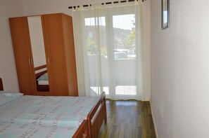 Apartment | 3 bedrooms, free WiFi, bed sheets - Cozy Seaside Apartment in Vinisce (Marina)