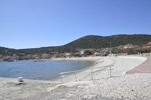 Apartment | Beach - Cozy Seaside Apartment in Vinisce (Marina)