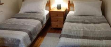 2 habitaciones, tabla de planchar con plancha, cuna de viaje y wifi