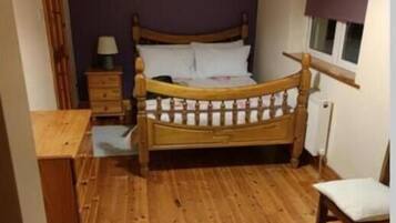 2 slaapkamers, een strijkplank/strijkijzer, reisbedje, wifi