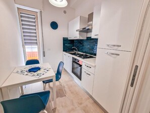 Refrigerador, horno, utensilios de cocina y comedor 