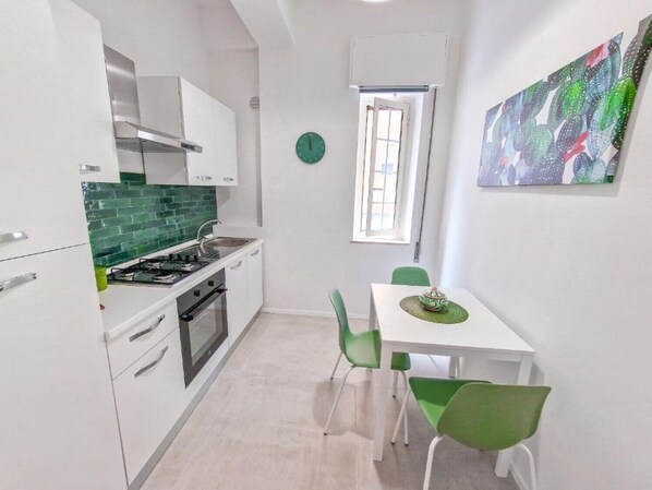 Fridge, oven, cookware/dishes/utensils, dining tables