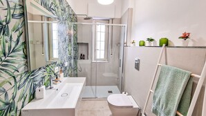 A modern bathroom with a shower, toilet, and sink. - Holy Dove - Giò Giò by Wonderful Italy (Cefalù)