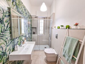 Chuveiro, secador de cabelo, toalhas de banho