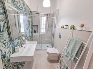 Een douche, een haardroger, handdoeken