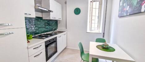 Réfrigérateur, four, batterie de cuisine, vaisselle et ustensiles