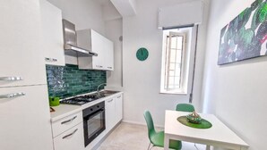 Fridge, oven, cookware/dishes/utensils, dining tables - Holy Dove - Giò Giò by Wonderful Italy (Cefalù)