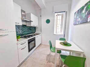 Kühlschrank, Ofen, Kochgeschirr/Geschirr/Besteck, Esstisch