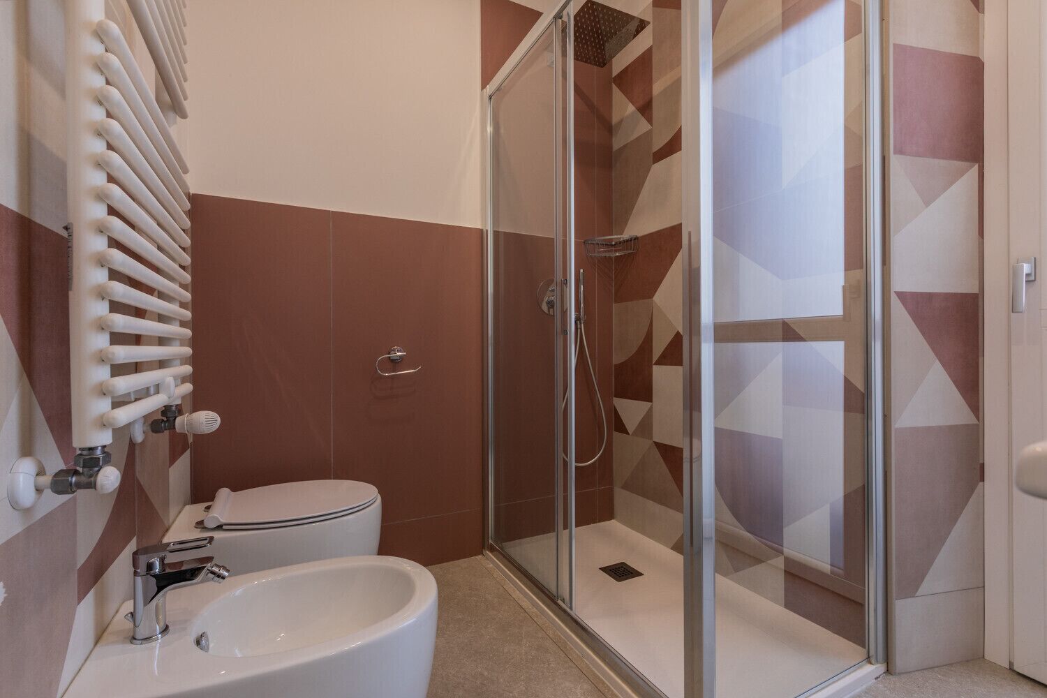 Une salle de bain moderne avec une douche à parois de verre, des toilettes et un lavabo.