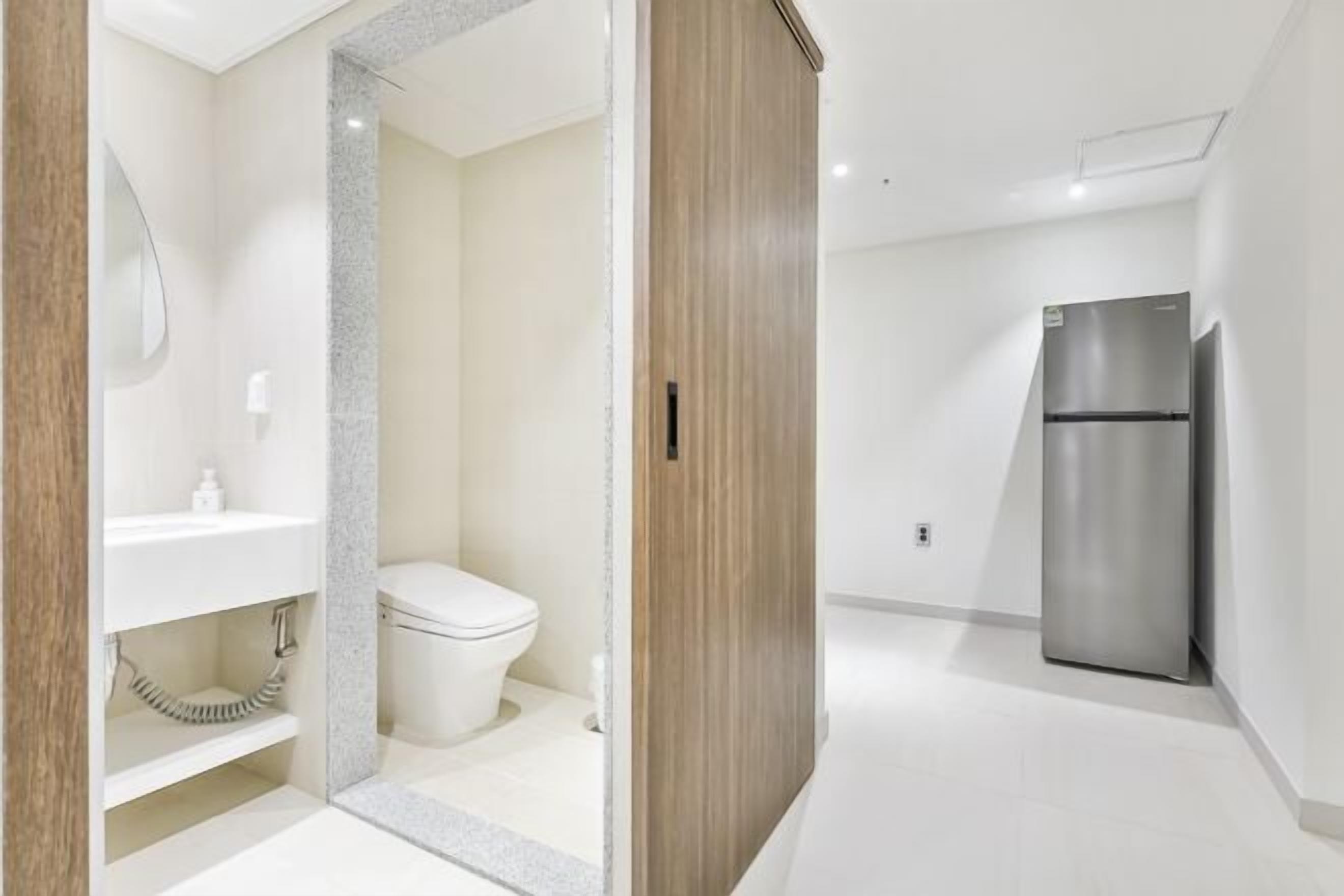 浴室 | 淋浴设施、吹风机、毛巾、肥皂