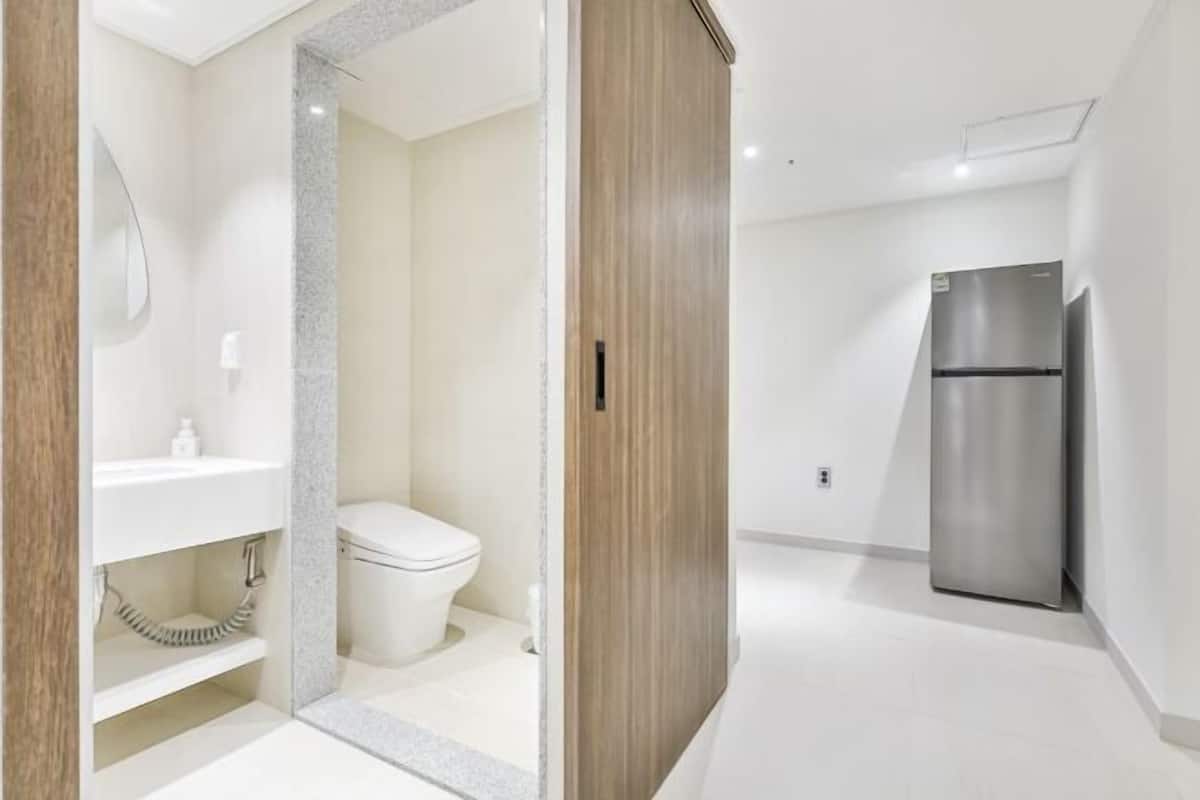 浴室 | 淋浴设施、吹风机、毛巾、肥皂