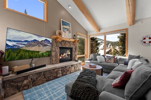 Hot Tub & Fireplace Mountain Retreat | 5 minutes to Winter Park Resort