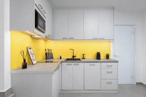 Réfrigérateur, four à micro-ondes, surface de cuisson, lave-vaisselle