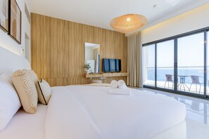 6 bedrooms, in-room safe, iron/ironing board, free WiFi - Arabian Gulf-Facing 4BR Villa with Two Assistant Room, Heated Pool and Barbecue Space, Al Dana Island, Fujairah (Fujairah)
