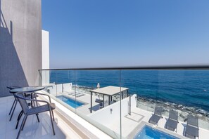 Outdoor dining - Arabian Gulf-Facing 4BR Villa with Two Assistant Room, Heated Pool and Barbecue Space, Al Dana Island, Fujairah (Fujairah)