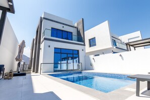 Pool - Arabian Gulf-Facing 4BR Villa with Two Assistant Room, Heated Pool and Barbecue Space, Al Dana Island, Fujairah (Fujairah)