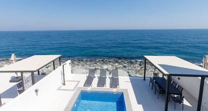 Arabian Gulf-Facing 4BR Villa with Two Assistant Room, Heated Pool and Barbecue Space, Al Dana Island, Fujairah