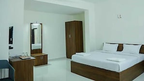 Basic Room | Desk, laptop workspace, WiFi (free) - THE KANISHKA GRAND (Bengaluru)