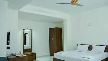 Basic Room | Desk, laptop workspace, free WiFi