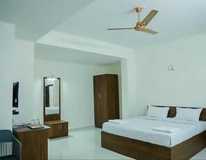 Eenvoudige kamer | Een bureau, een laptopwerkplek, gratis wifi