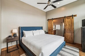 3 makuuhuonetta, silitysrauta/-lauta, ilmainen Wi-Fi, vuodevaatteet