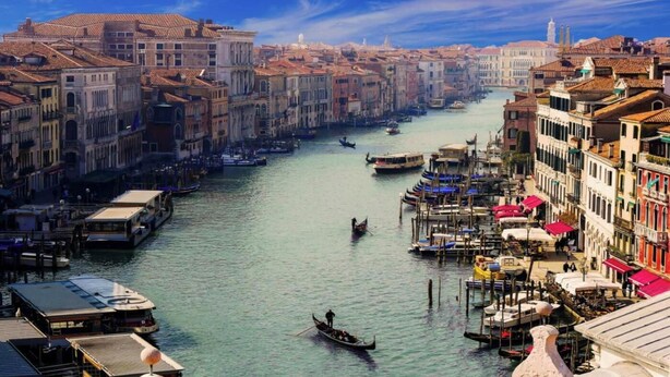 A canal lined with historic buildings, gondolas, and boats. - Luxurious 300 sqm Apartment with Canal View in Cannaregio (Venezia)