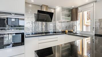 Een koelkast, een microgolfoven, een oven, een kookplaat