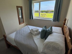 2 عدّة غرف نوم وواي فاي مجانًا وملاءات أسرّة