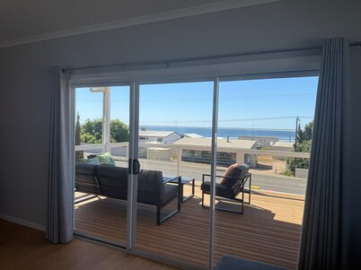 Bayview Escape - Sea views from balcony! Off Peak Special!