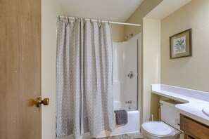 Secadora de cabello, toallas, jabón, shampoo 