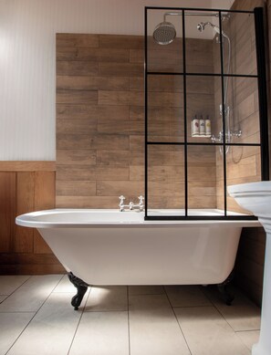 Deluxe Double Room with Bath | Badrum | Dusch, hårtork, tofflor och handdukar