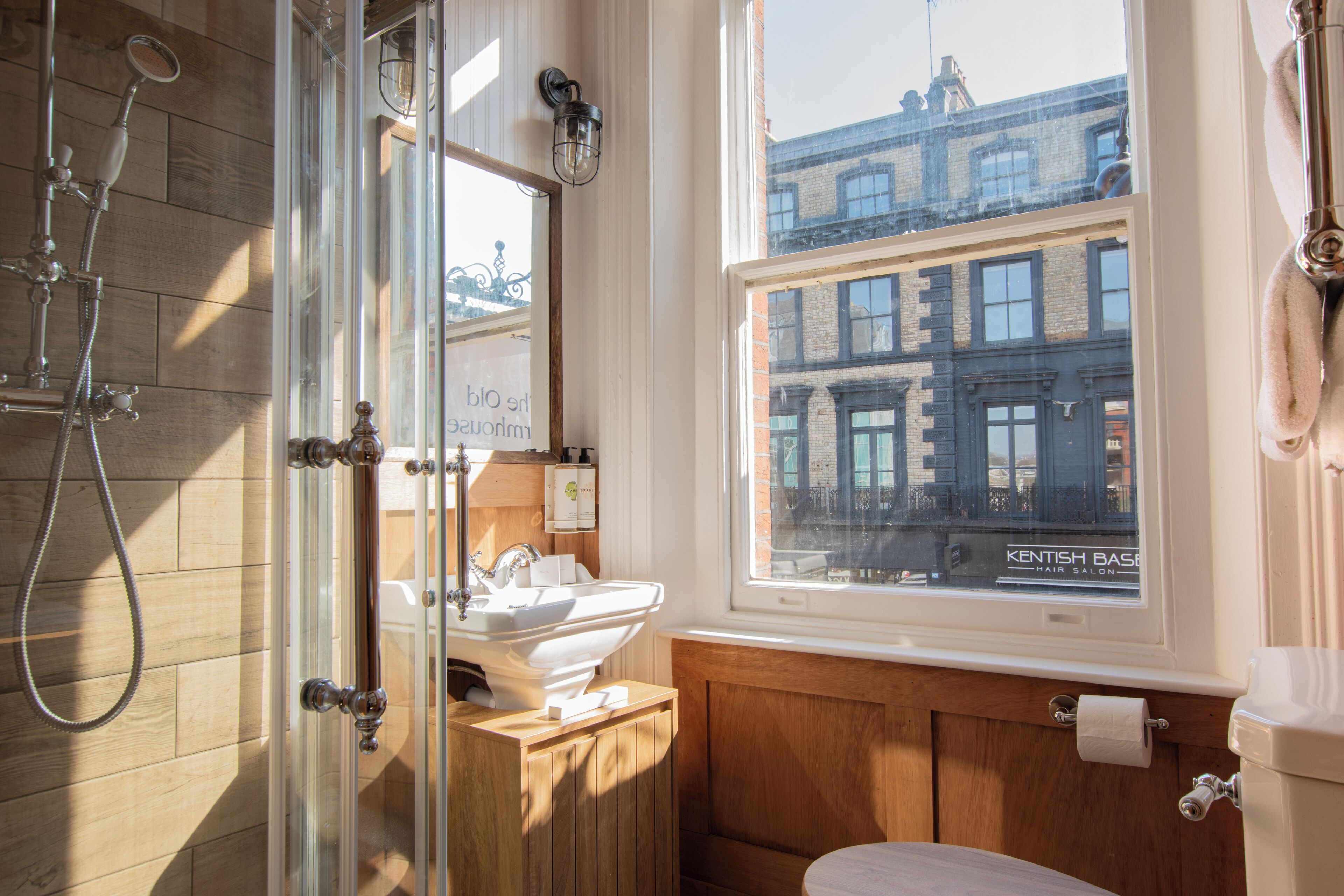 Habitación Deluxe doble | Baño | Ducha y bañera combinadas, secador de pelo, zapatillas y toallas