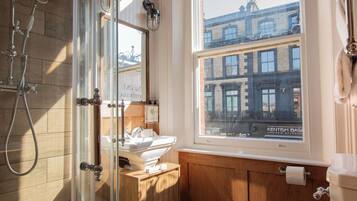 Habitación Deluxe doble | Baño | Ducha y bañera combinadas, secador de pelo, zapatillas y toallas