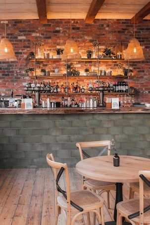 Restaurant. The Old Farmhouse Pub & Rooms
