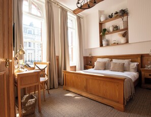 Een kluis op de kamer, een bureau, een laptopwerkplek