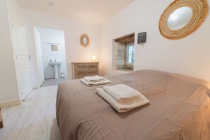 8 bedrooms, travel crib, free WiFi, bed sheets - La Maison de Thérèse, Longère 15 people swimming pool, 20 min Futuroscope (Bonneuil-Matours)
