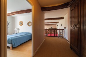 8 bedrooms, travel cot, free WiFi, bed sheets