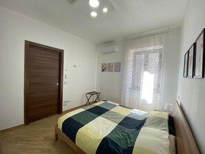 2 dormitoris, planxa i posts de planxar, un bressol de viatge i wifi 