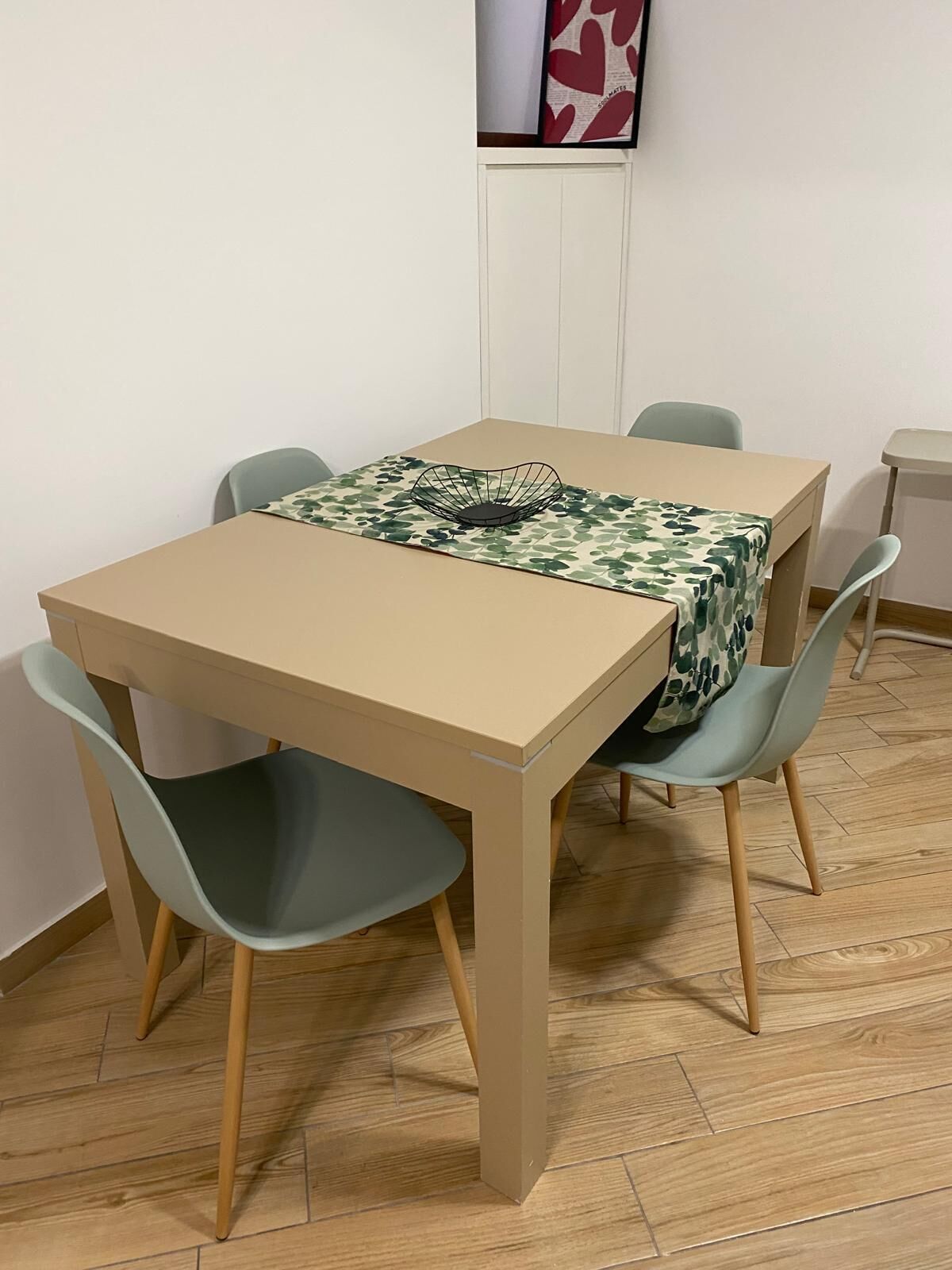 Een gezellig eetgedeelte met een tafel en vier stoelen.