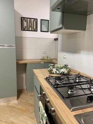 Frigorífic, forn, placa de cuina i cafetera i tetera 