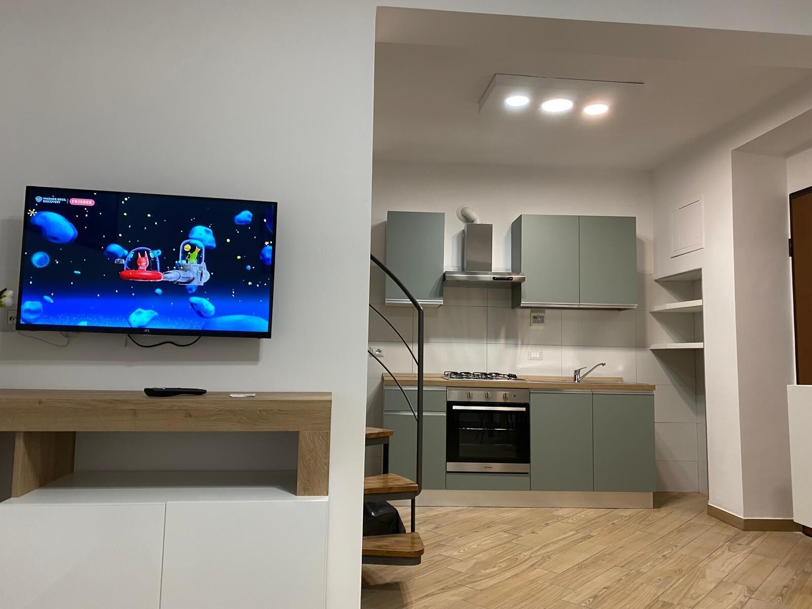 Réfrigérateur, four, plaque de cuisson, cafetière/bouilloire