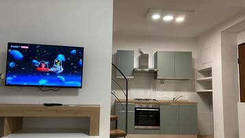 Kühlschrank, Ofen, Herdplatte, Wasserkocher mit Kaffee-/Teezubehör