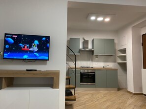 Fridge, oven, stovetop, coffee/tea maker