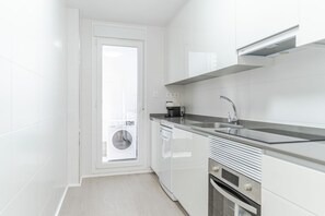 Micro-ondas, fogão, lava-louças, talheres/pratos/utensílios de cozinha