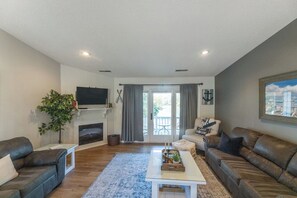 Tv, eldstad, dvd-spelare och kontor