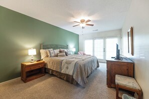 1 bedroom, iron/ironing board, free WiFi, bed sheets - One Bedroom Marina View Condo (Grand Rivers)