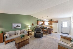 TV, DVD player, offices - One Bedroom Marina View Condo (Grand Rivers)