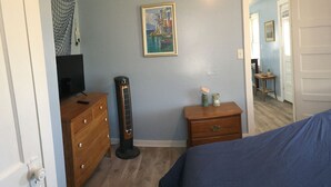 Un dormitorio con cama, cómoda y un calentador.