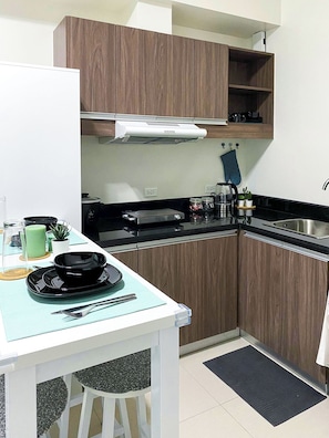 Micro-ondes, four, plaque de cuisson