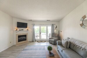 Televisie, een open haard, een dvd-speler en een kantoor